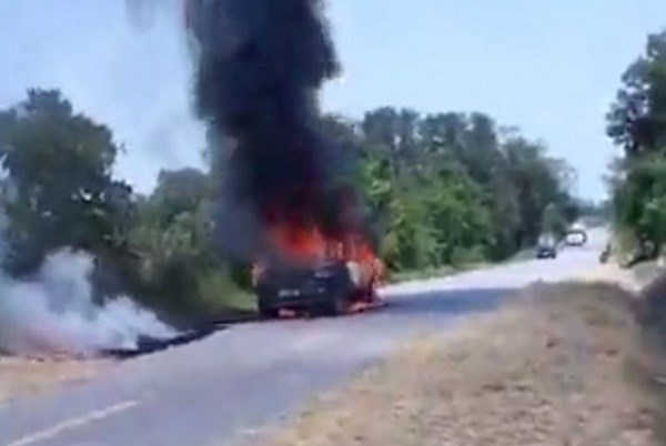 Nghệ An: Xe ô tô bốc cháy giữa đường, tài xế bỏng nặng - ảnh 1