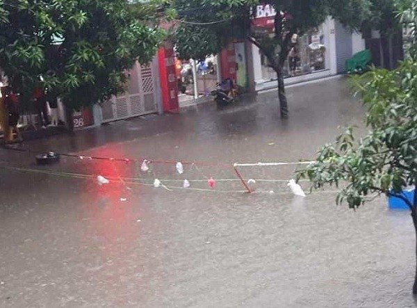 Nghệ An: Mưa lớn, nhiều nơi bị ngập, trường học thông báo cho học sinh nghỉ học - ảnh 2