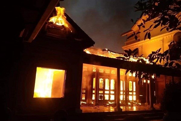 Nghệ An: Ngôi nhà gỗ bị cháy rụi thiệt hại hàng tỷ đồng - ảnh 1