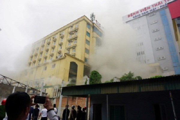 Nghệ An: Cháy lớn ở tổ hợp khách sạn, bar, karaoke, 1 người chết - ảnh 1