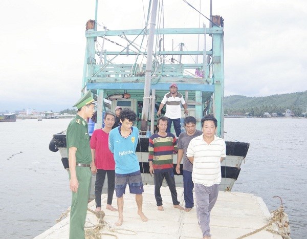 Tàu cá Bình Định cứu sống 5 ngư dân Phú Yên khi gặp nạn trên biển - ảnh 1