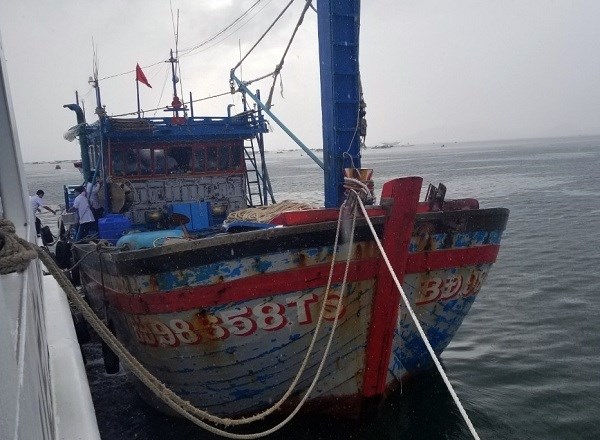Khánh Hòa: Tàu kiểm ngư đưa tàu cá BĐ 98658 TS và 11 ngư dân về bờ an toàn - ảnh 3