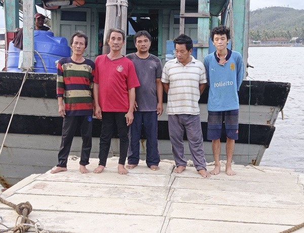 Tàu cá Bình Định cứu sống 5 ngư dân Phú Yên khi gặp nạn trên biển - ảnh 2