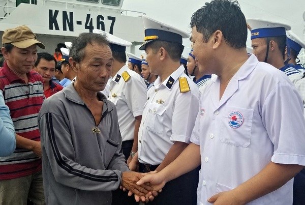 Khánh Hòa: Tàu kiểm ngư đưa tàu cá BĐ 98658 TS và 11 ngư dân về bờ an toàn - ảnh 1