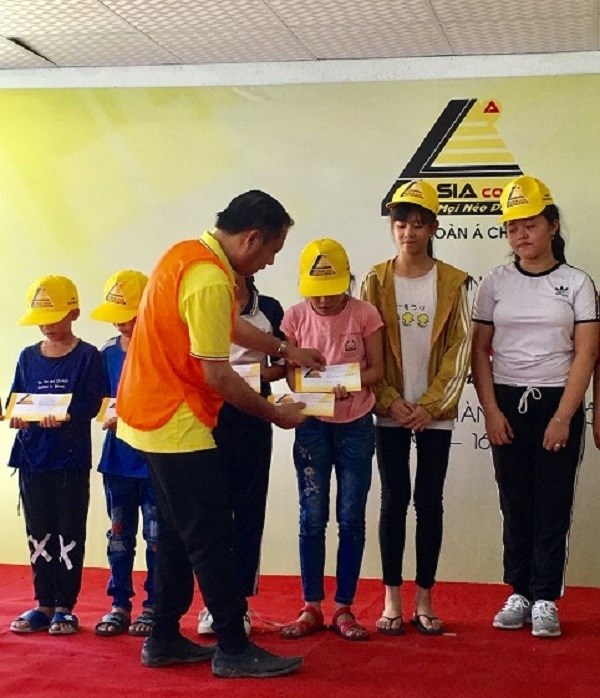 Khánh Hòa: Hơn 150 suất quà cho hộ nghèo và học sinh nghèo hiếu học - ảnh 1