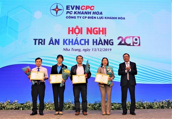 PC Khánh Hòa: Tri ân 50 khách hàng sử dụng tiết kiệm điện - ảnh 1