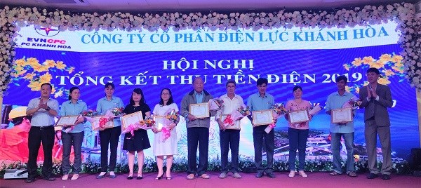 PC Khánh Hòa: Biểu dương 25 thu ngân viên xuất sắc năm 2019 - ảnh 2