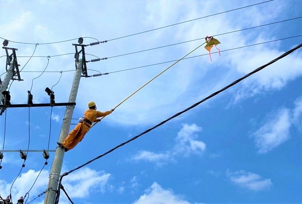 PC Khánh Hòa: Đẩy mạnh tuyên truyền, nhắc nhở việc thả diều nơi có đường dây điện chạy qua - ảnh 1