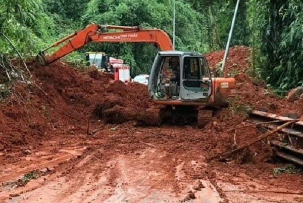 Lâm Đồng: Hàng ngàn khối đất đổ xuống, đèo Bảo Lộc lại tê liệt - ảnh 2