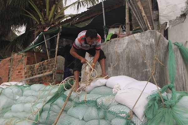 Bình Định: Cấp 53.000 bao cát giúp người dân ứng phó với bão - ảnh 3