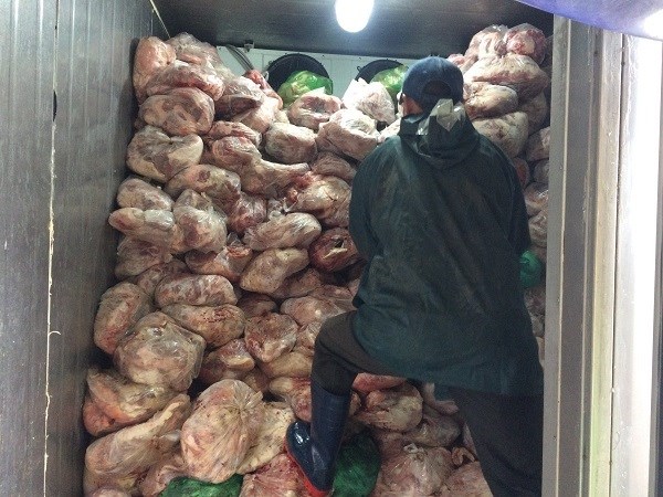Lâm Đồng: Phạt hơn 100 triệu đồng cơ sở trữ 8 tấn thịt heo “bẩn” - ảnh 2