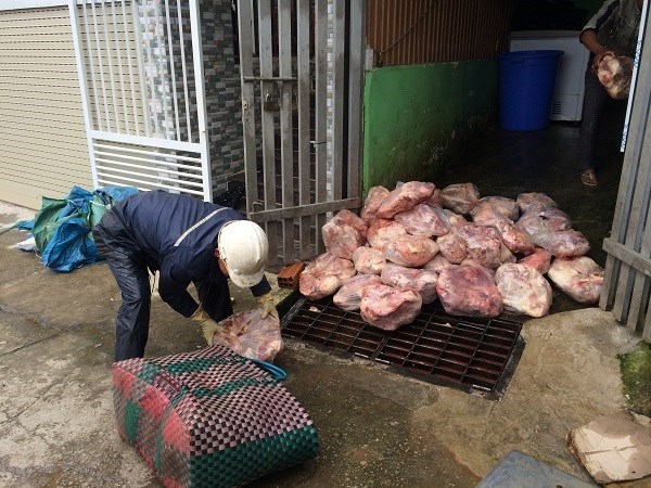 Lâm Đồng: Phạt hơn 100 triệu đồng cơ sở trữ 8 tấn thịt heo “bẩn” - ảnh 1