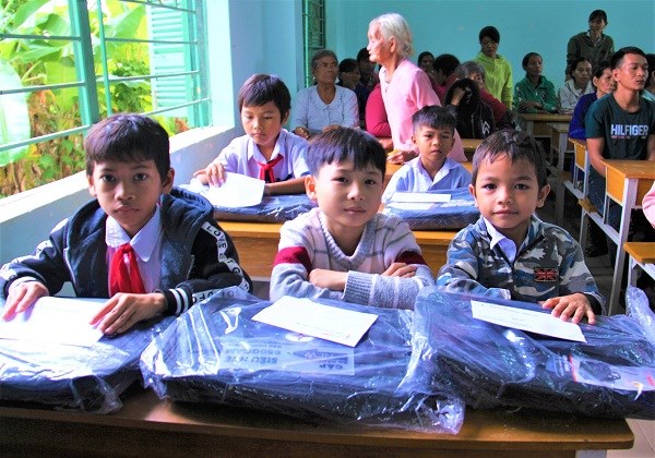 PC Khánh Hòa: Tặng 60 suất quà cho các hộ nghèo và học sinh nghèo học giỏi - ảnh 2