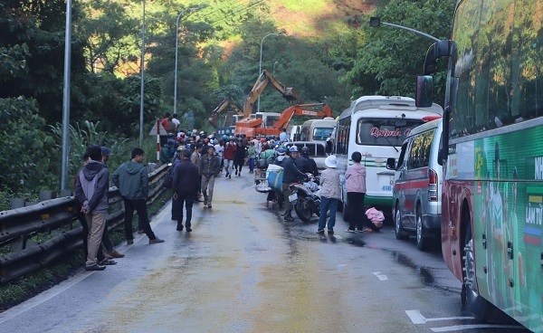 Lâm Đồng:  Sạt lở trên đèo Bảo Lộc, ùn tắc giao thông nhiều giờ - ảnh 2