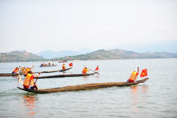 Gia Lai: Sôi nổi Hội đua thuyền độc mộc trên sông Pô Cô - ảnh 1