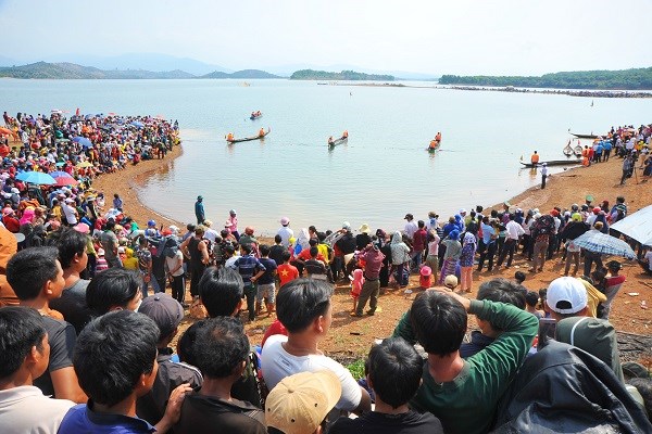 Gia Lai: Sôi nổi Hội đua thuyền độc mộc trên sông Pô Cô - ảnh 2