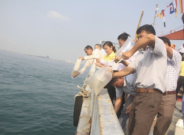 Ninh Thuận: Thả hơn 1 triệu tôm sú và hơn 2.000 con cá - tái tạo nguồn lợi thủy sản - ảnh 1