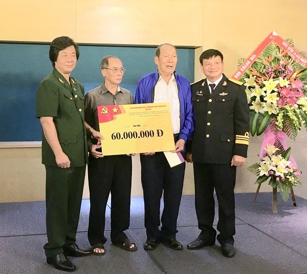 Hội Doanh nhân CCB Khánh Hòa:  Trao 60 triệu đồng ủng hộ Ban liên lạc truyền thống đường mòn Hồ Chí Minh trên biển - ảnh 1