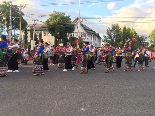 Đa sắc màu văn hóa dân tộc tại Lễ hội đường phố ở Kon Tum - ảnh 6