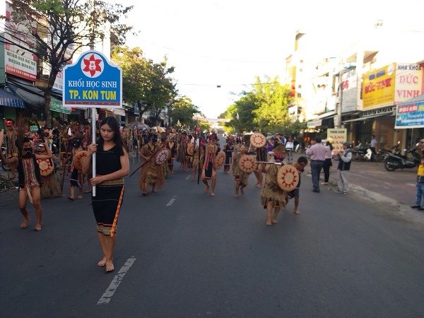 Đa sắc màu văn hóa dân tộc tại Lễ hội đường phố ở Kon Tum - ảnh 9