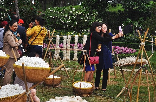 Lâm  Đồng:  Tổ chức trình diễn thời trang tơ lụa và thổ cẩm - ảnh 2