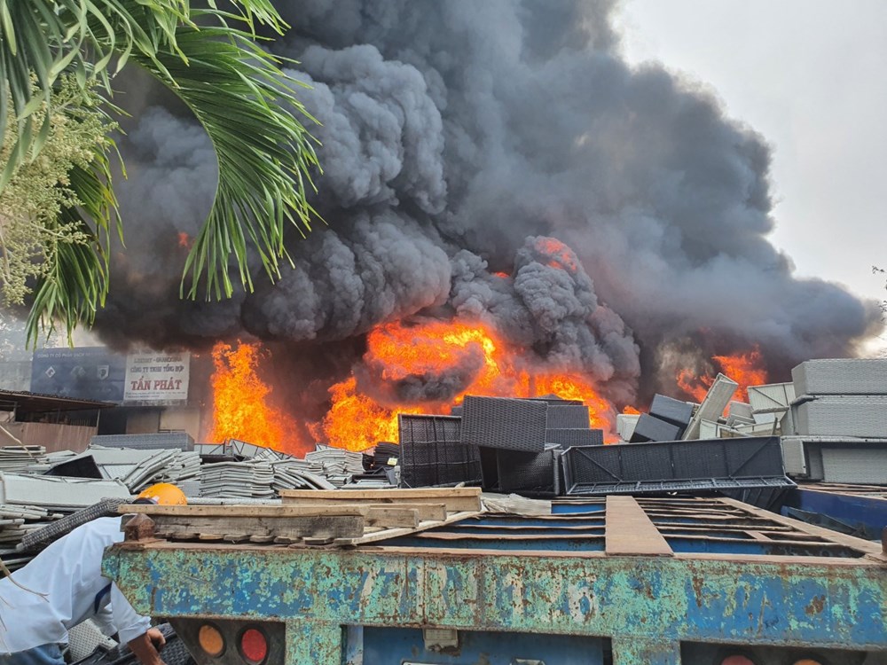 Bình Định: Cháy lớn một nhà máy tại Cụm công nghiệp TP. Quy Nhơn - ảnh 1