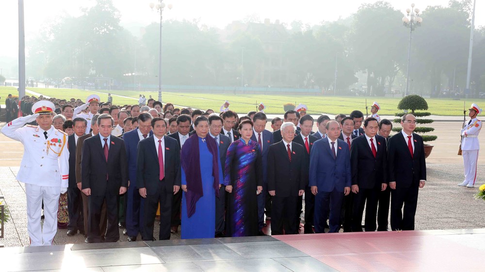 Đại biểu Quốc hội vào Lăng viếng Chủ tịch Hồ Chí Minh - ảnh 1