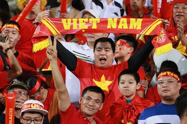 Việt Nam-Campuchia: Cổ động viên nhuộm đỏ sân vận động Hàng Đẫy - ảnh 1