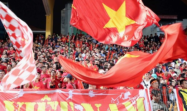 Việt Nam-Campuchia: Cổ động viên nhuộm đỏ sân vận động Hàng Đẫy - ảnh 4