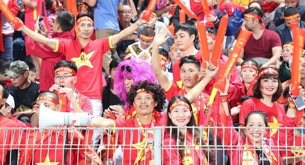 Việt Nam-Campuchia: Cổ động viên nhuộm đỏ sân vận động Hàng Đẫy - ảnh 5
