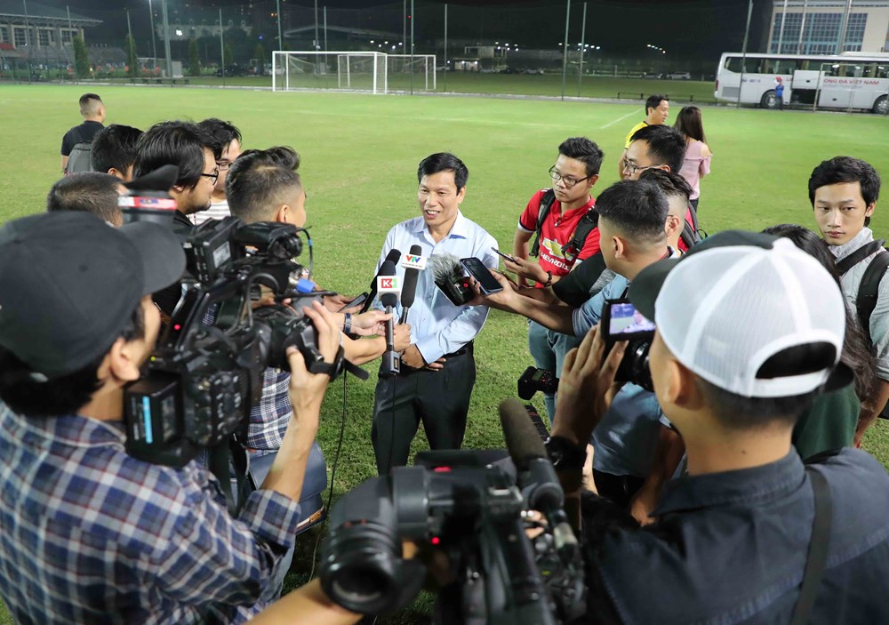 Thăm đội tuyển bóng đá quốc gia, Bộ trưởng Nguyễn Ngọc Thiện: Nói ít, hành động nhiều, mong toàn đội hãy thi đấu tốt - ảnh 6