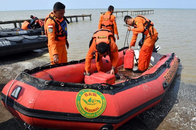 Máy bay Indonesia rơi xuống biển: Trục vớt những thi thể đầu tiên - ảnh 1