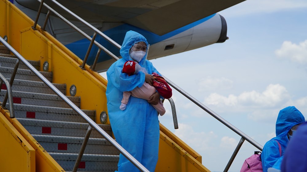 Hai chuyến bay chở gần 400 người Quảng Bình về từ các tỉnh phía Nam - ảnh 5