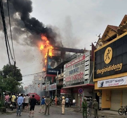 Quảng Bình: Cháy lớn thiêu rụi nhiều hàng hóa một siêu thị điện máy chợ Ba Đồn - ảnh 1