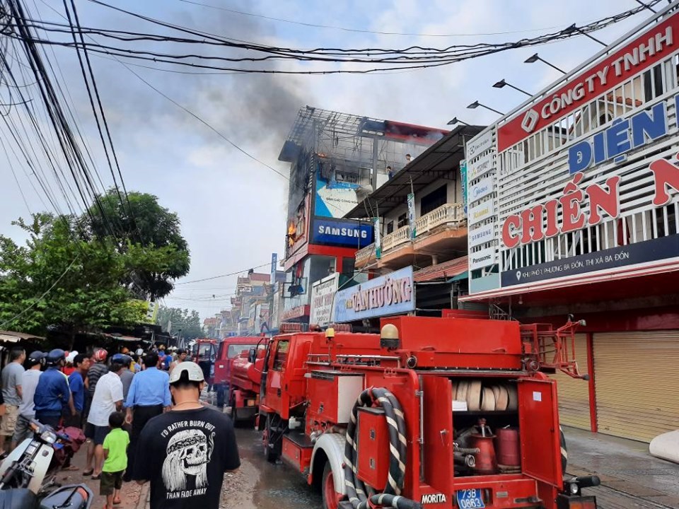 Quảng Bình: Cháy lớn thiêu rụi nhiều hàng hóa một siêu thị điện máy chợ Ba Đồn - ảnh 2