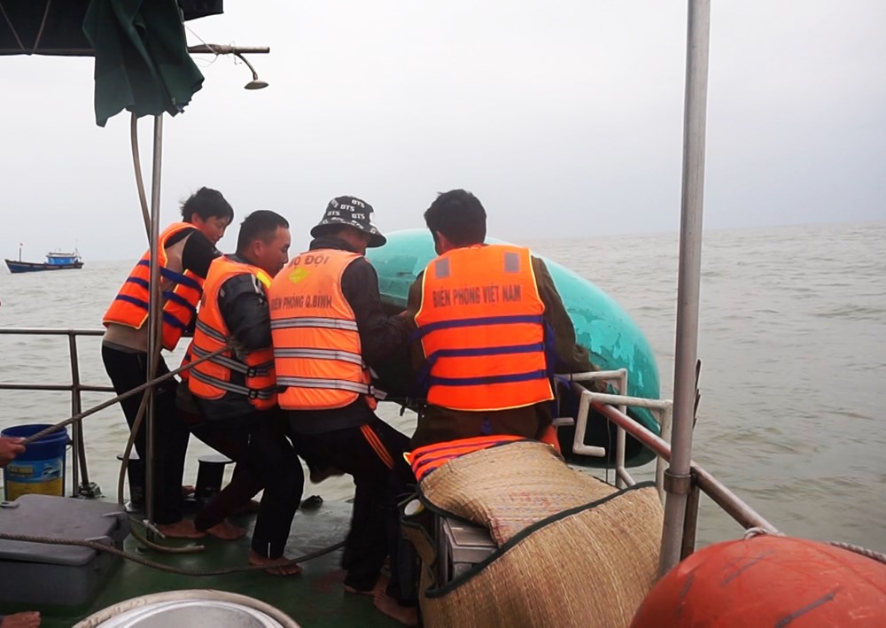 Quảng Bình: Tiếp tục tìm kiếm 1 thuyền viên mất tích trên tàu cá bị chìm - ảnh 1