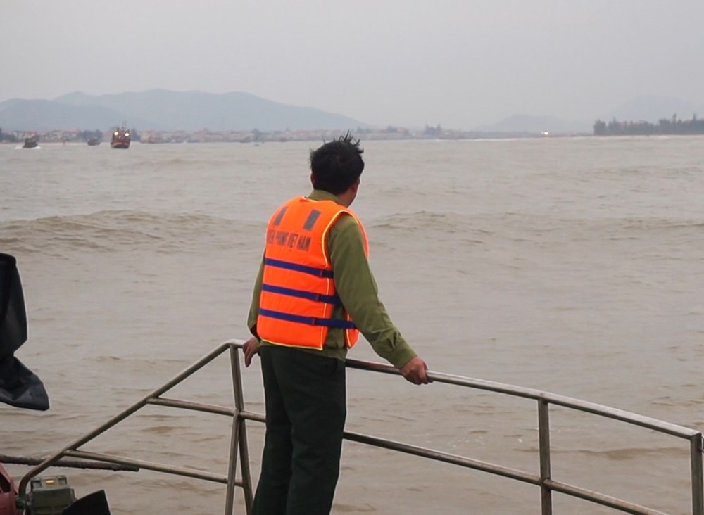 Quảng Bình: Tiếp tục tìm kiếm 1 thuyền viên mất tích trên tàu cá bị chìm - ảnh 2