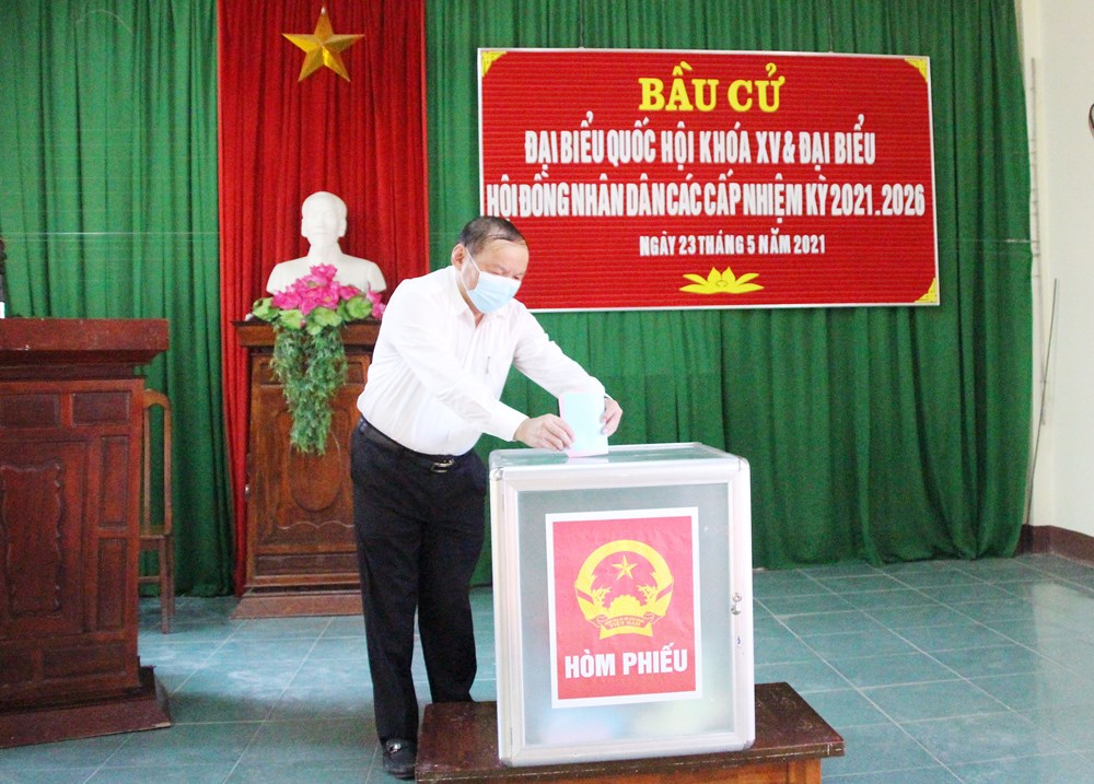 Bộ trưởng Nguyễn Văn Hùng bỏ phiếu bầu cử tại tỉnh Quảng Trị - ảnh 2