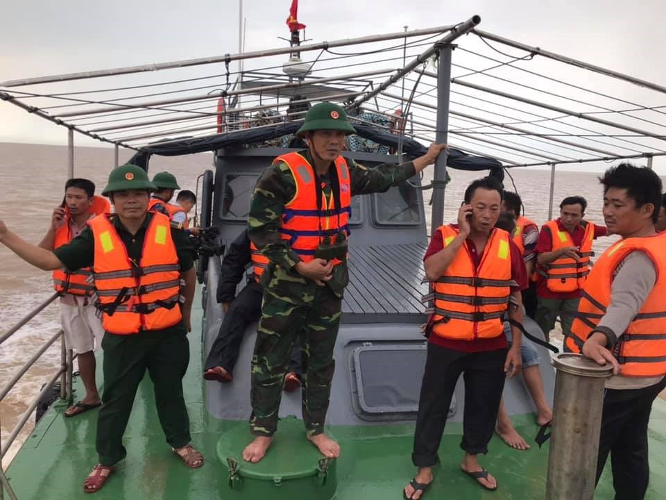 Cứu sống 4 thuyền viên Nghệ An trôi dạt trên biển - ảnh 1