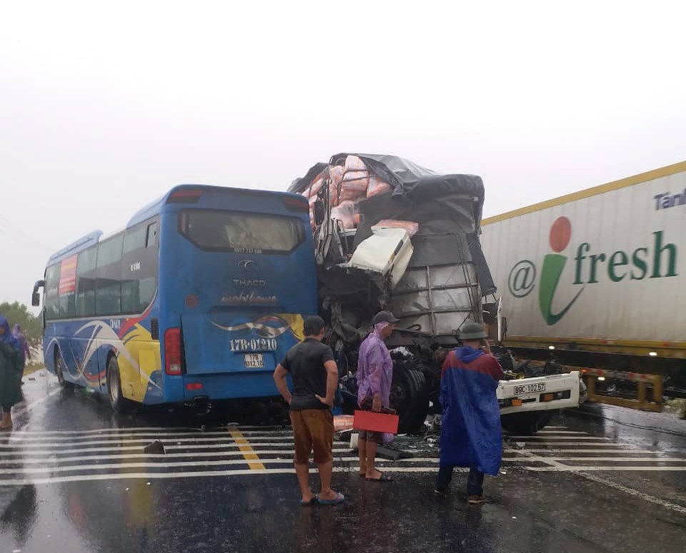 Quảng Bình: Xe ô tô khách đối đầu xe tải, nhiều người nhập viện - ảnh 1