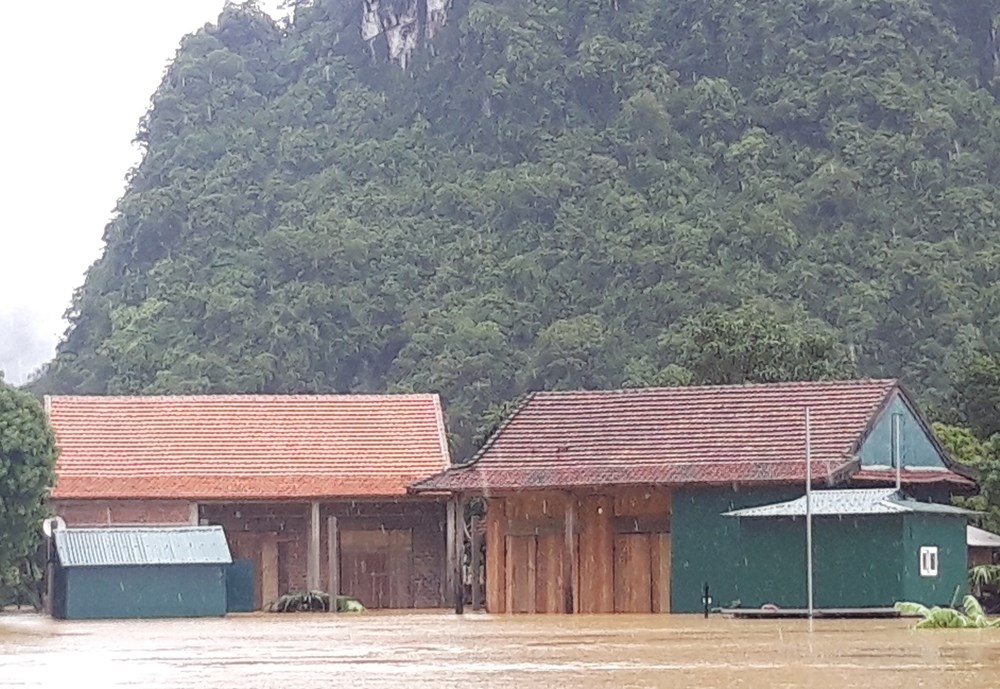 Quảng Bình: Hơn 400 ngôi nhà ở Tân Hóa ngập sâu trong lũ - ảnh 2