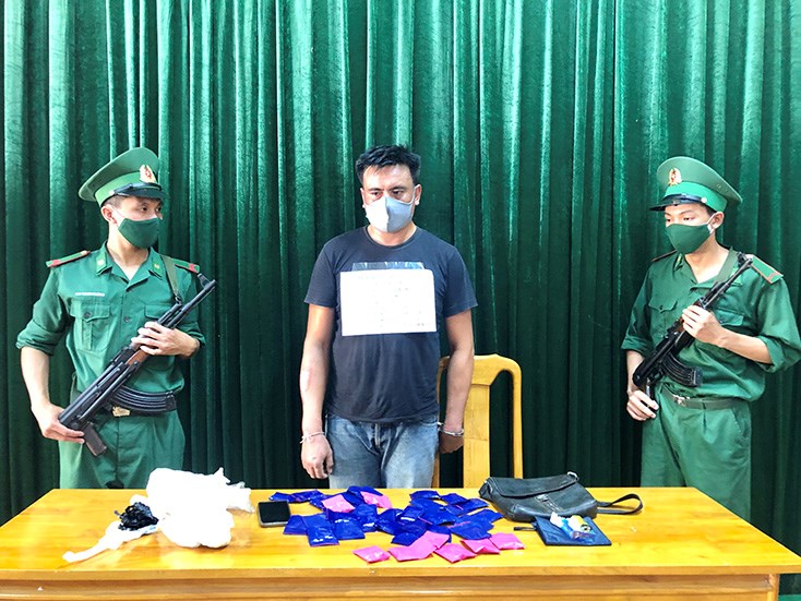 Tóm gọn một người nước ngoài vận chuyển 8.000 viên ma túy vào Việt Nam - ảnh 1
