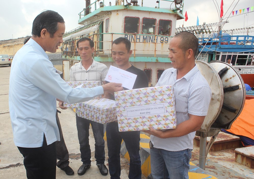 Chủ tịch tỉnh Quảng Bình động viên ngư dân vươn khơi bám biển - ảnh 1