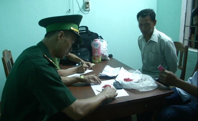 Quảng Bình: Bắt giữ đối tượng vận chuyển 431 viên ma túy - ảnh 1