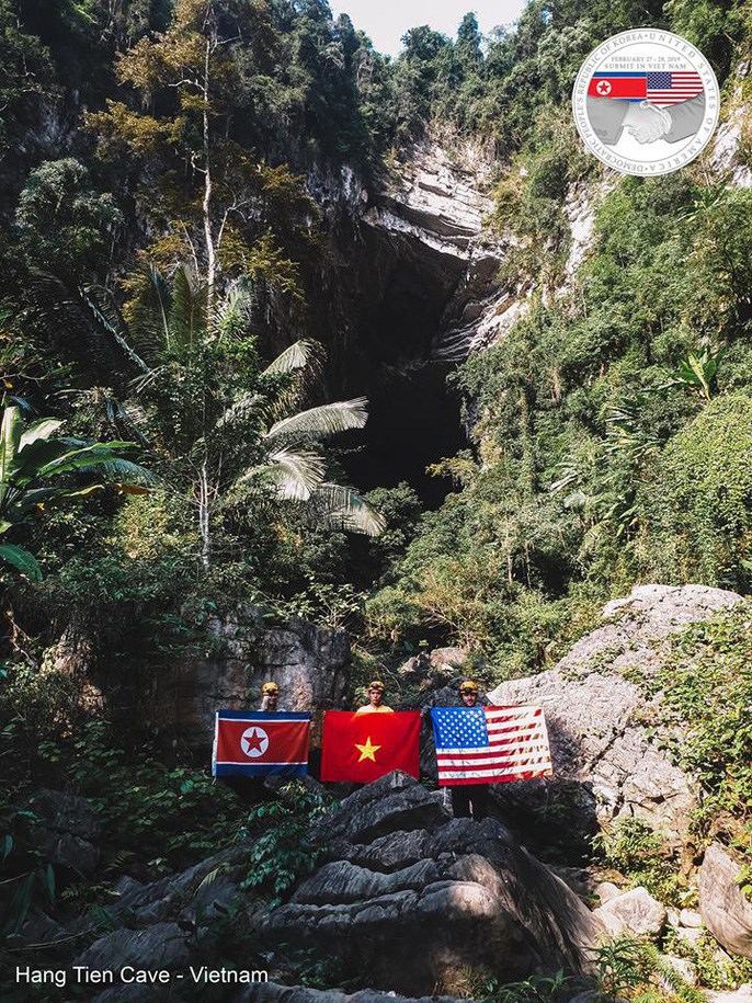 Quốc kỳ Việt - Mỹ - Triều cùng xuất hiện trong hang Sơn Đoòng - ảnh 5