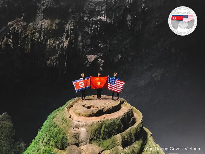 Quốc kỳ Việt - Mỹ - Triều cùng xuất hiện trong hang Sơn Đoòng - ảnh 1