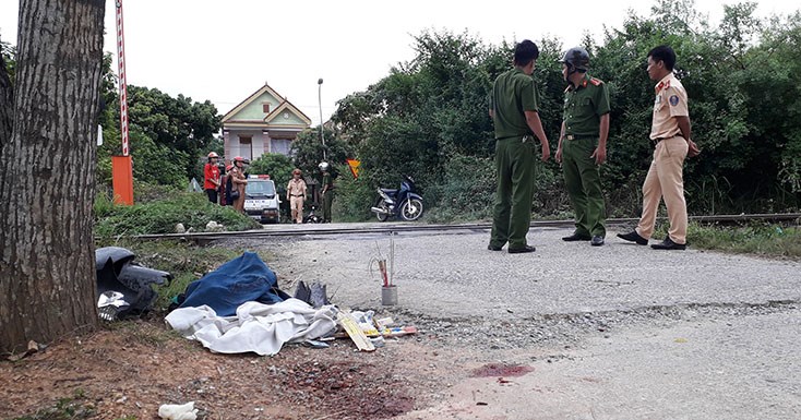 Vượt rào chắn đường sắt, một phụ nữ ở Quảng Bình bị tàu hỏa đâm tử vong - ảnh 1