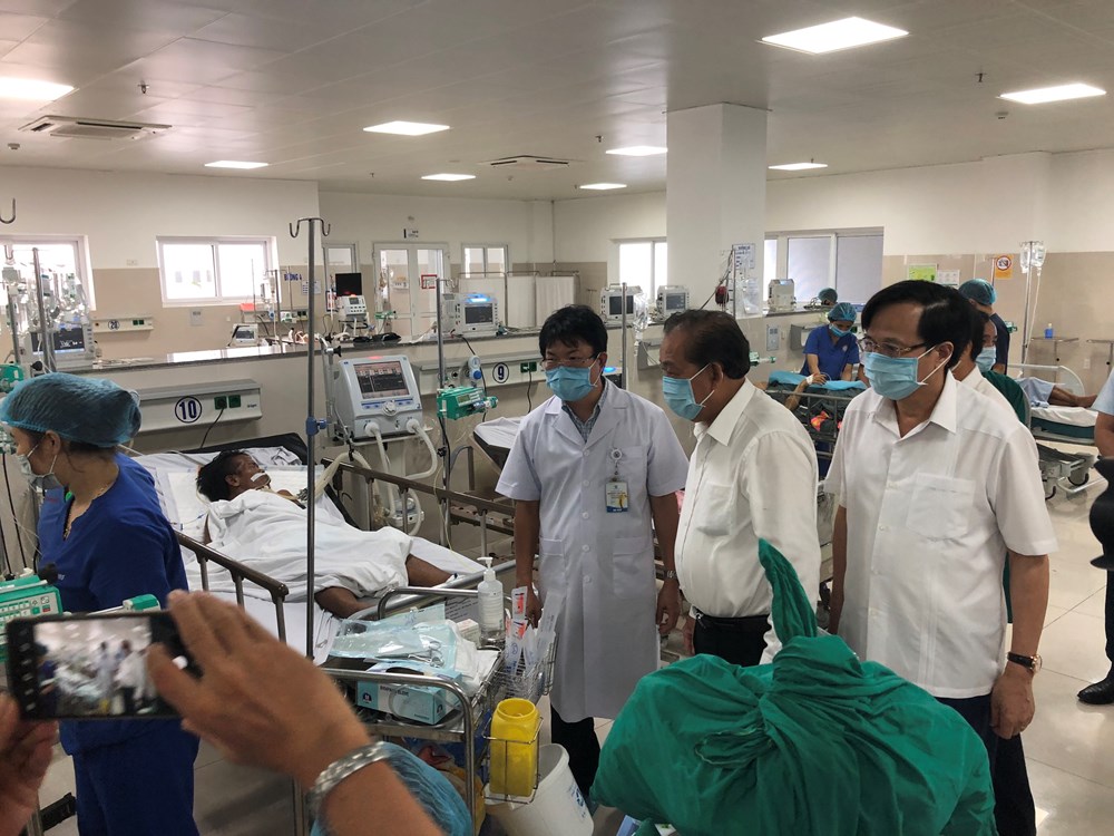 Vụ tai nạn xe khách du lịch ở Quảng Bình: Tập trung cứu người bị nạn - ảnh 2