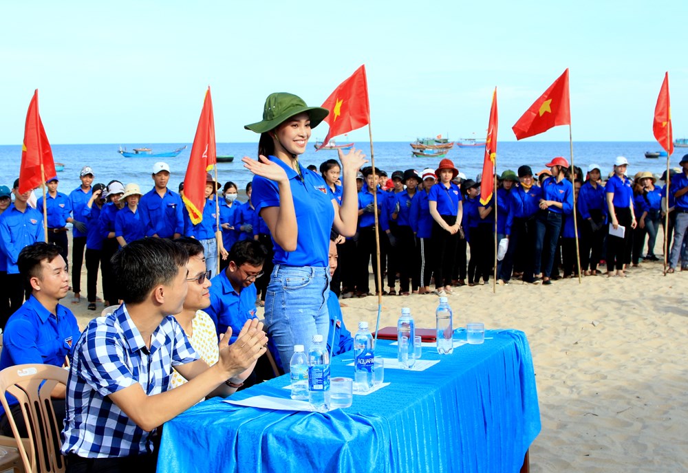 Hoa hậu Tiểu Vy cùng 200 bạn trẻ dọn rác ở bờ biển Cảnh Dương - ảnh 1