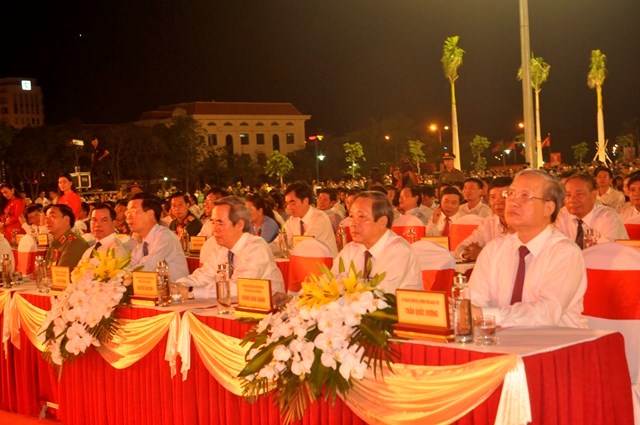 Tượng đài “Chủ tịch Hồ Chí Minh với Nhân dân Quảng Bình” – Công trình văn hóa đặc sắc - ảnh 2